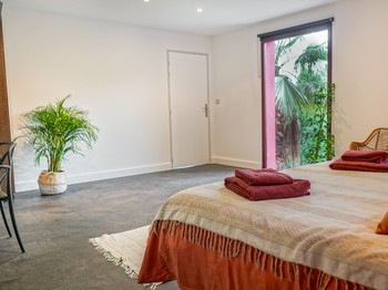 Chambre avec vue sur la piscine