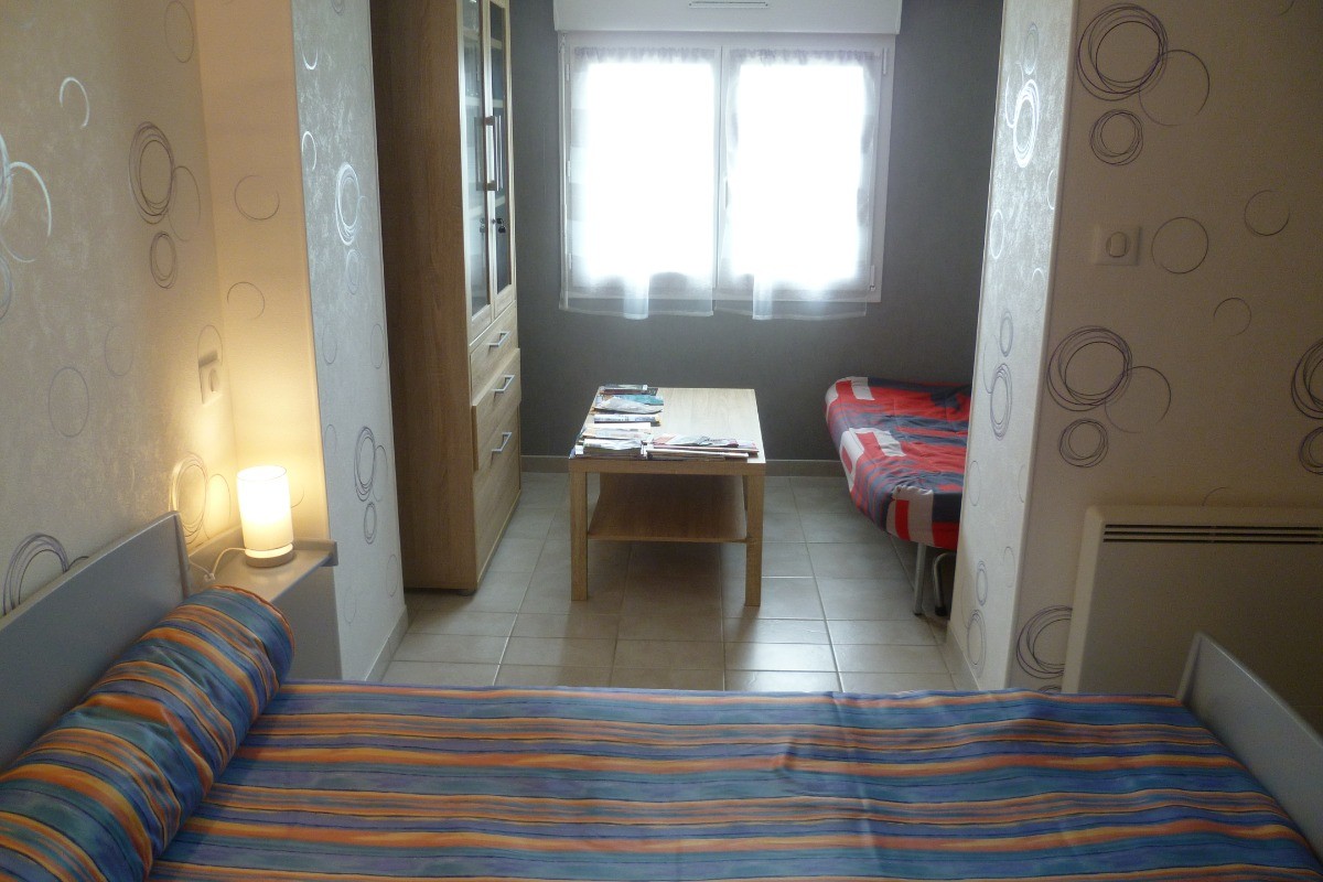 coin salon dans la chambre 2