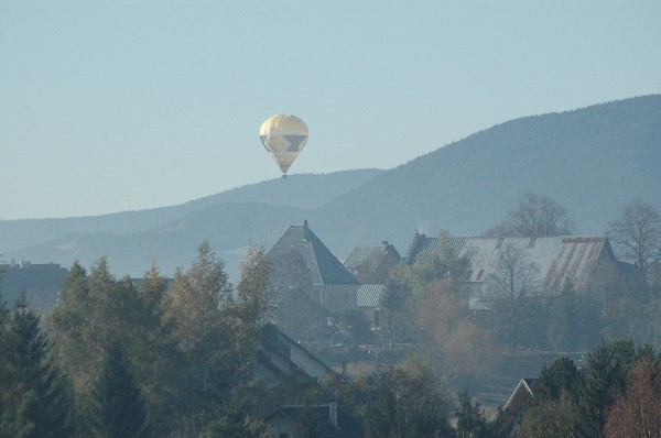 Montgolfière au dessus de la maison
