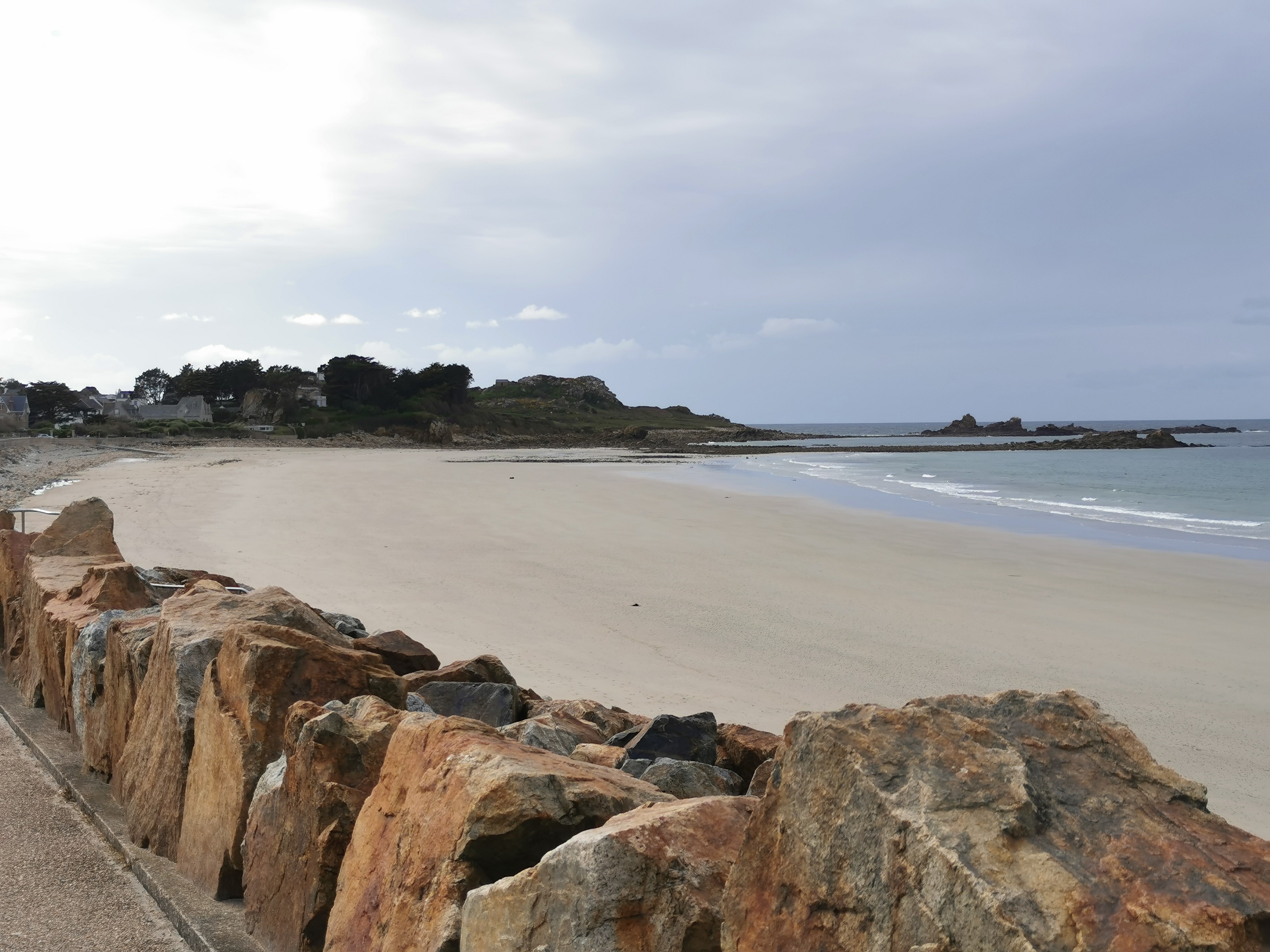 Grande plage face à La Cameline