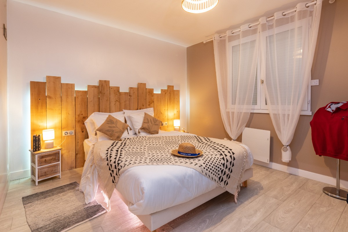 Chambre RDC, lit double 60*200 , TV connecté, volet roulant électrique, literie et couette de qualité hôtelière, éclairage d'ambiance et lampe de chevet