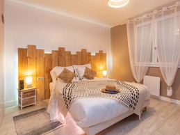 Chambre RDC, lit double 60*200 , TV connecté, volet roulant électrique, literie et couette de qualité hôtelière, éclairage d'ambiance et lampe de chevet