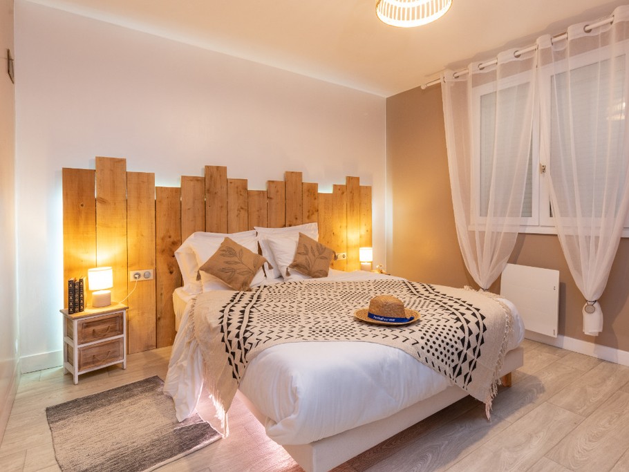 Chambre RDC, lit double 60*200 , TV connecté, volet roulant électrique, literie et couette de qualité hôtelière, éclairage d'ambiance et lampe de chevet