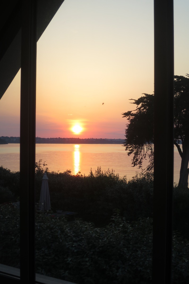 coucher de soleil visible de la mezzanine de Mai à Août