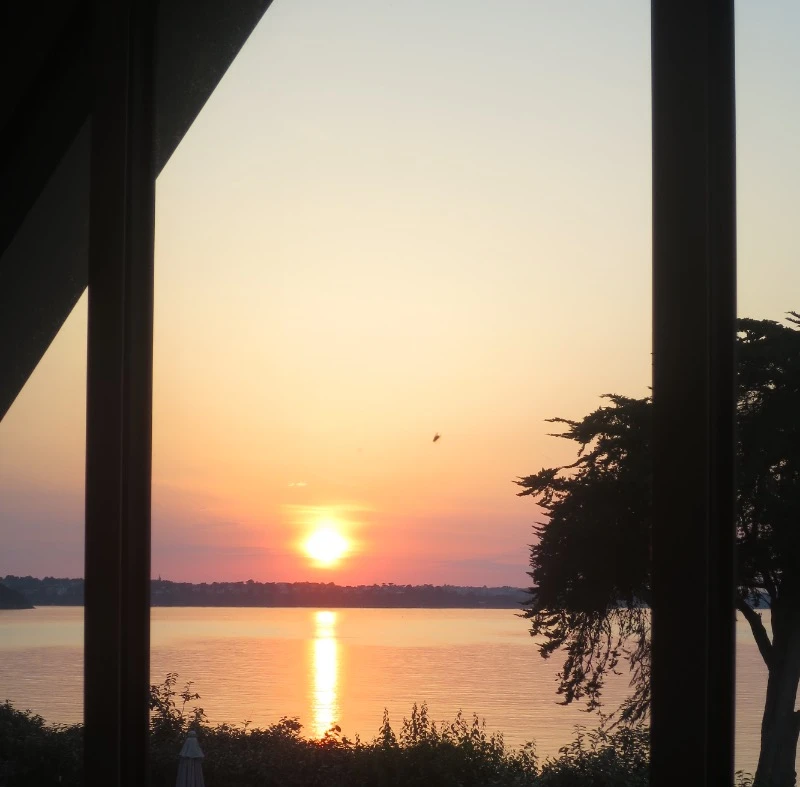 coucher de soleil visible de la mezzanine de Mai à Août