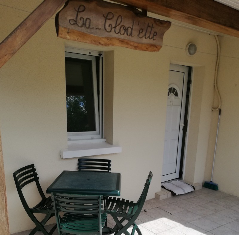 Terrasse couverte de l'entrée principale