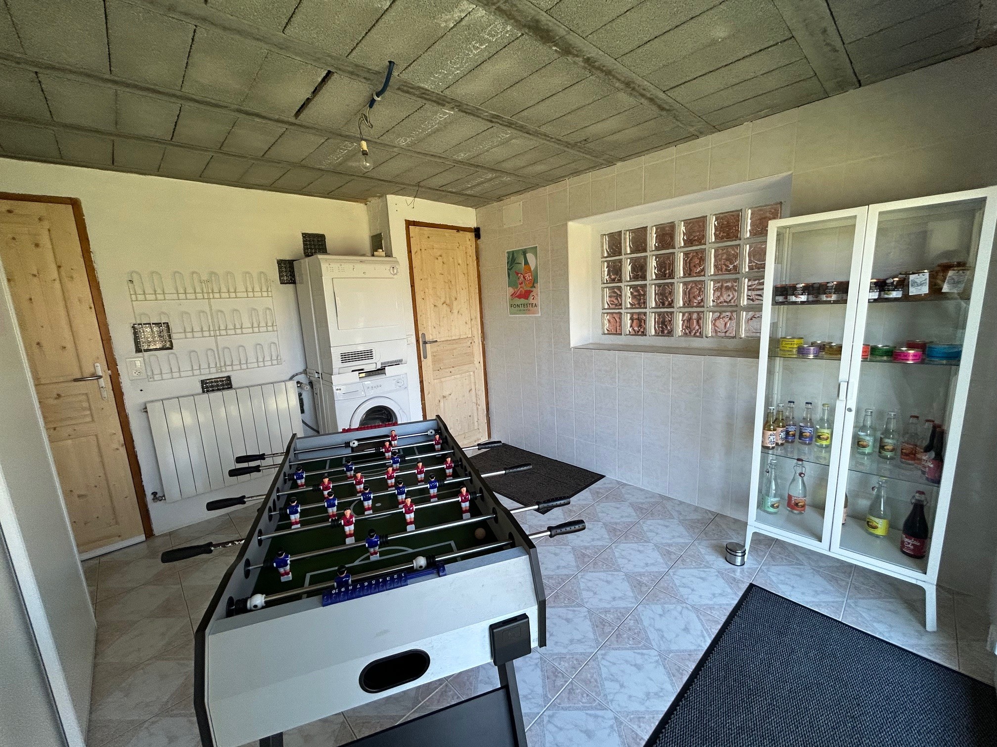 Salle commune avec baby foot et local skis