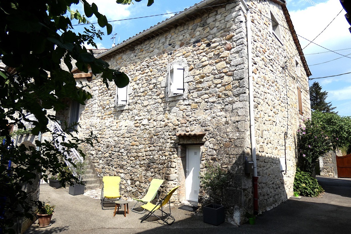 L'extérieur du gîte Le Vallon du Savel