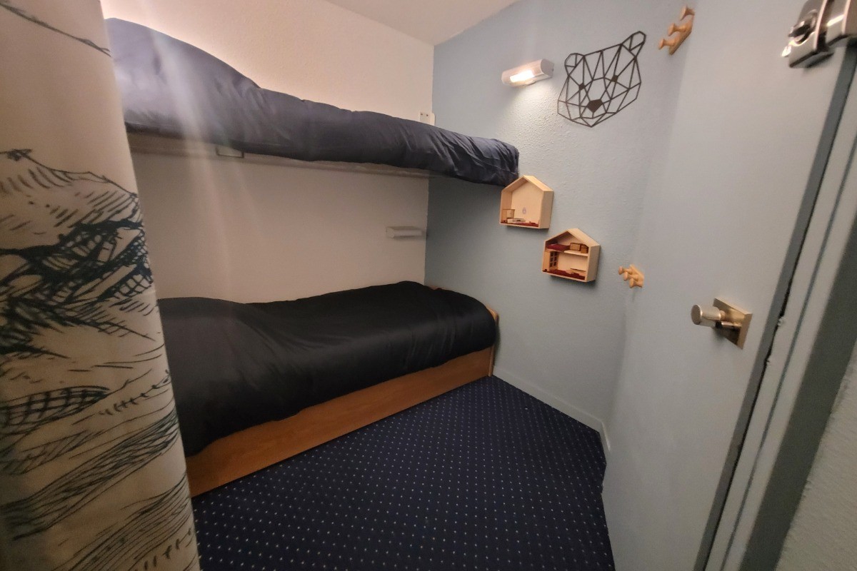 Téléphérique du Bonheur, le coin chambre - TV - bureau dans l'entrée avec canapé lit 80*190 et lit gigogne + lit superposé 80*190