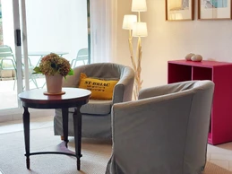 Salon avec TV dans une pièce de vie lumineuse en rez-de-jardin. Terrasse ombragée en accès direct.
Crédits photo : Yannick Goulvestre