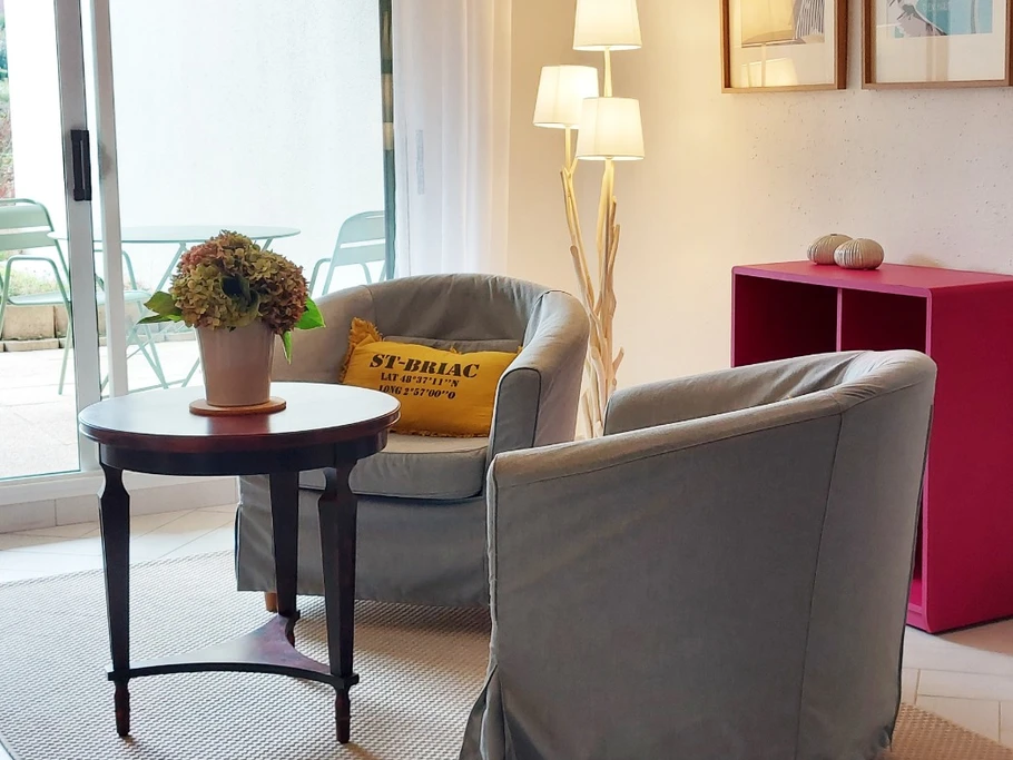 Salon avec TV dans une pièce de vie lumineuse en rez-de-jardin. Terrasse ombragée en accès direct.
Crédits photo : Yannick Goulvestre