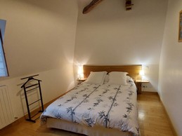 chambre 1 avec lit 140 et salle d'eau privative