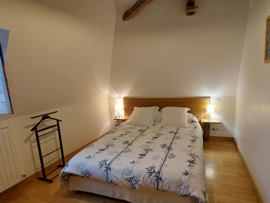 chambre 1 avec lit 140 et salle d'eau privative
