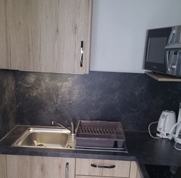 Cuisinette, 2 plaques induction, combiné four micro-ondes