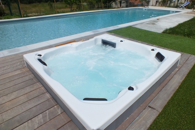 Le spa 5 places est disponible sur réservation (à partir de 20€)