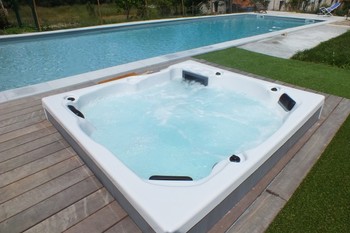Le spa 5 places est disponible sur réservation (à partir de 20€)