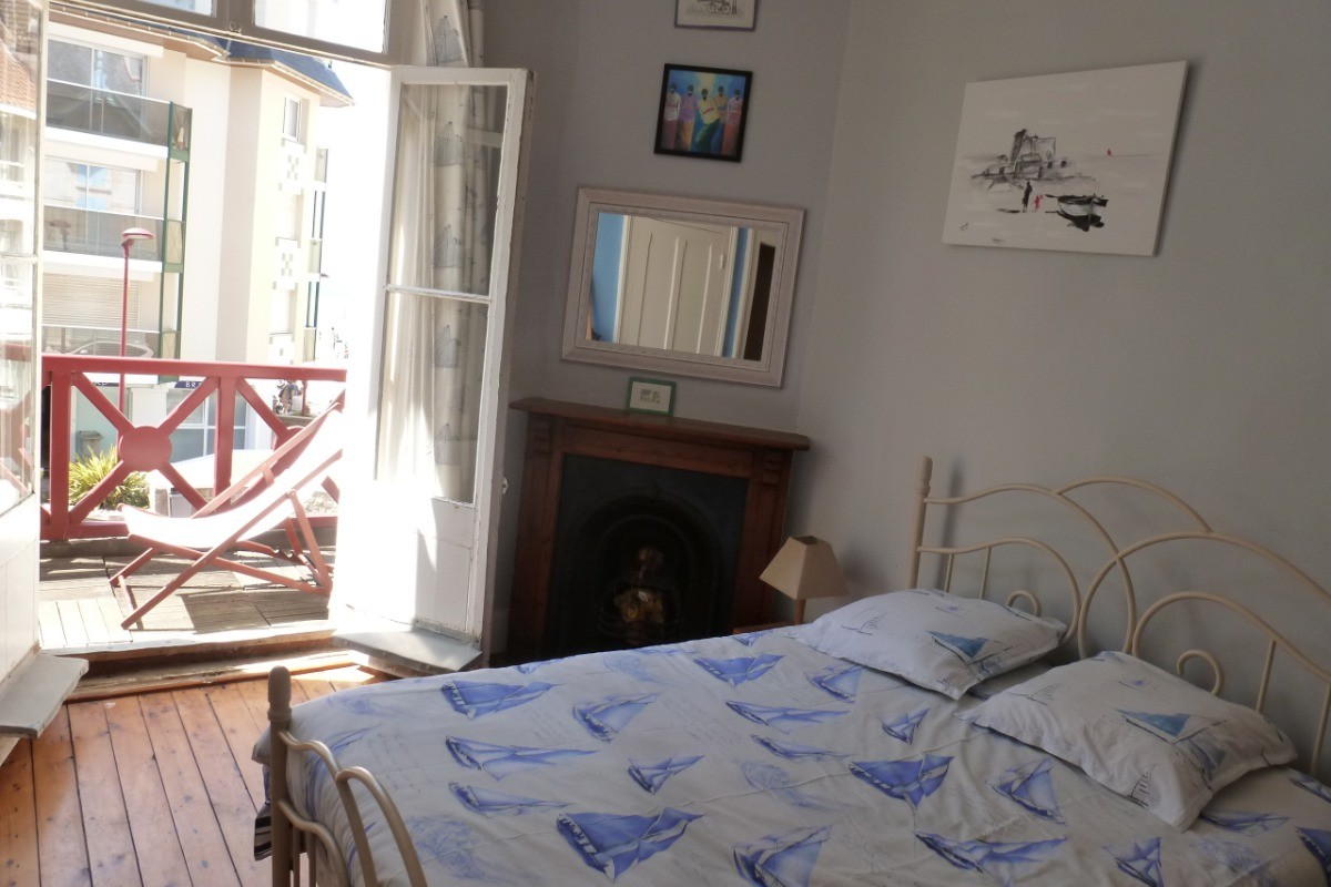 Chambre 1er étage avec balcon (lit 140x190)