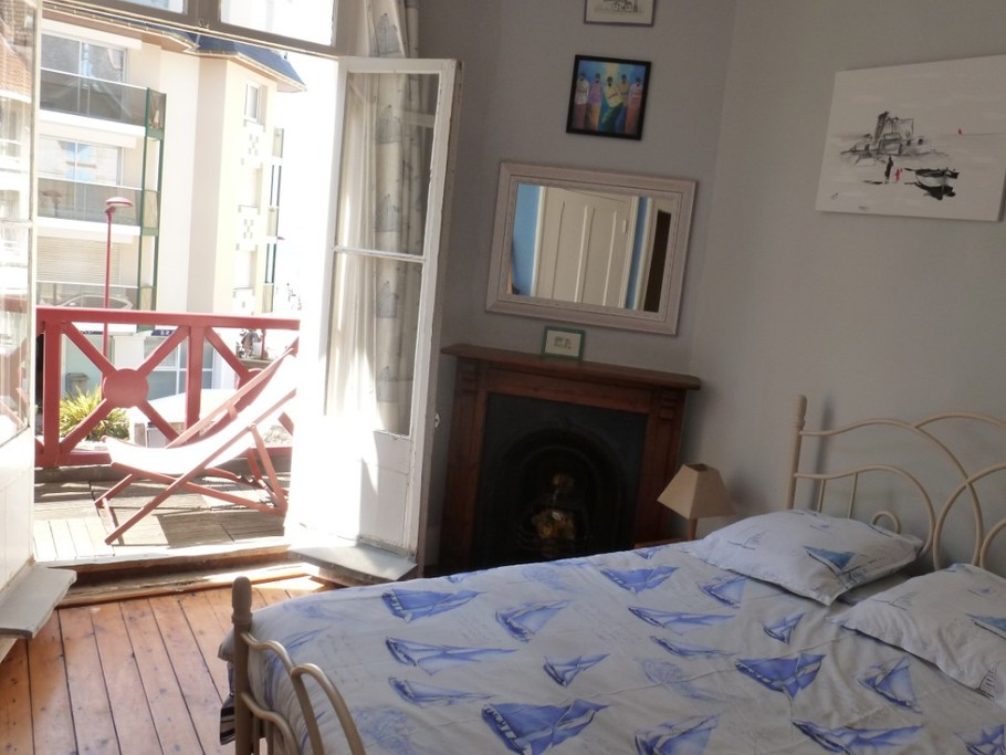 Chambre 1er étage avec balcon (lit 140x190)