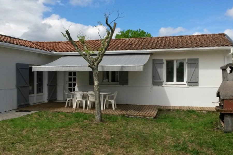 Terrasse ombragée avec store et barbecue