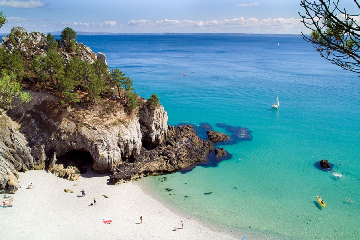 View from the GR 34 trail of Île Vierge beach in Crozon