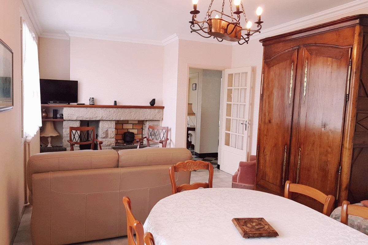 La salle à manger, séjour-salon avec télévision