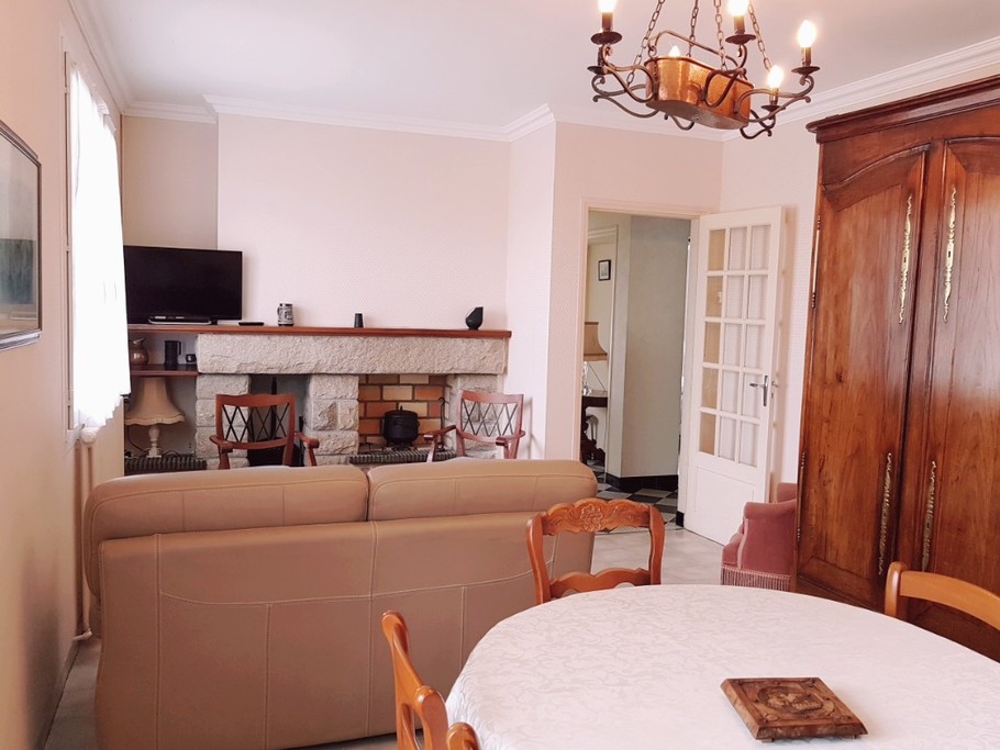 La salle à manger, séjour-salon avec télévision