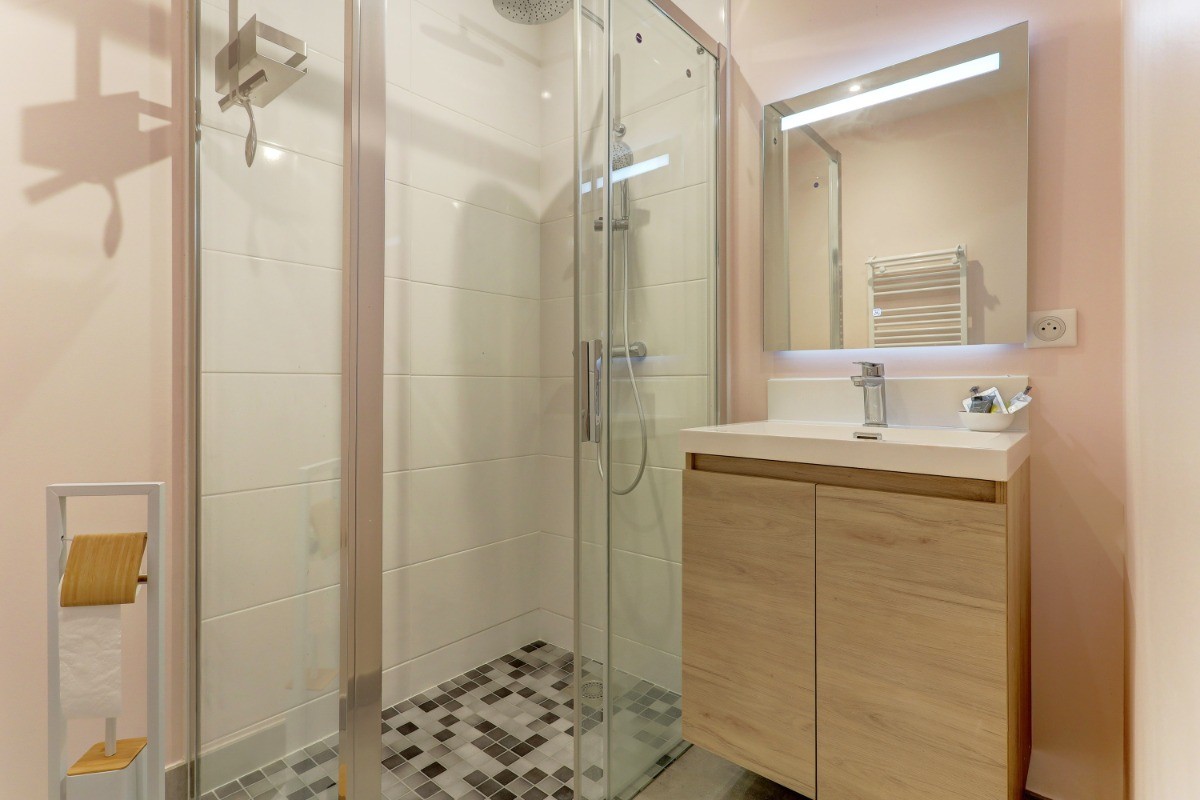 Salle de douche attenante