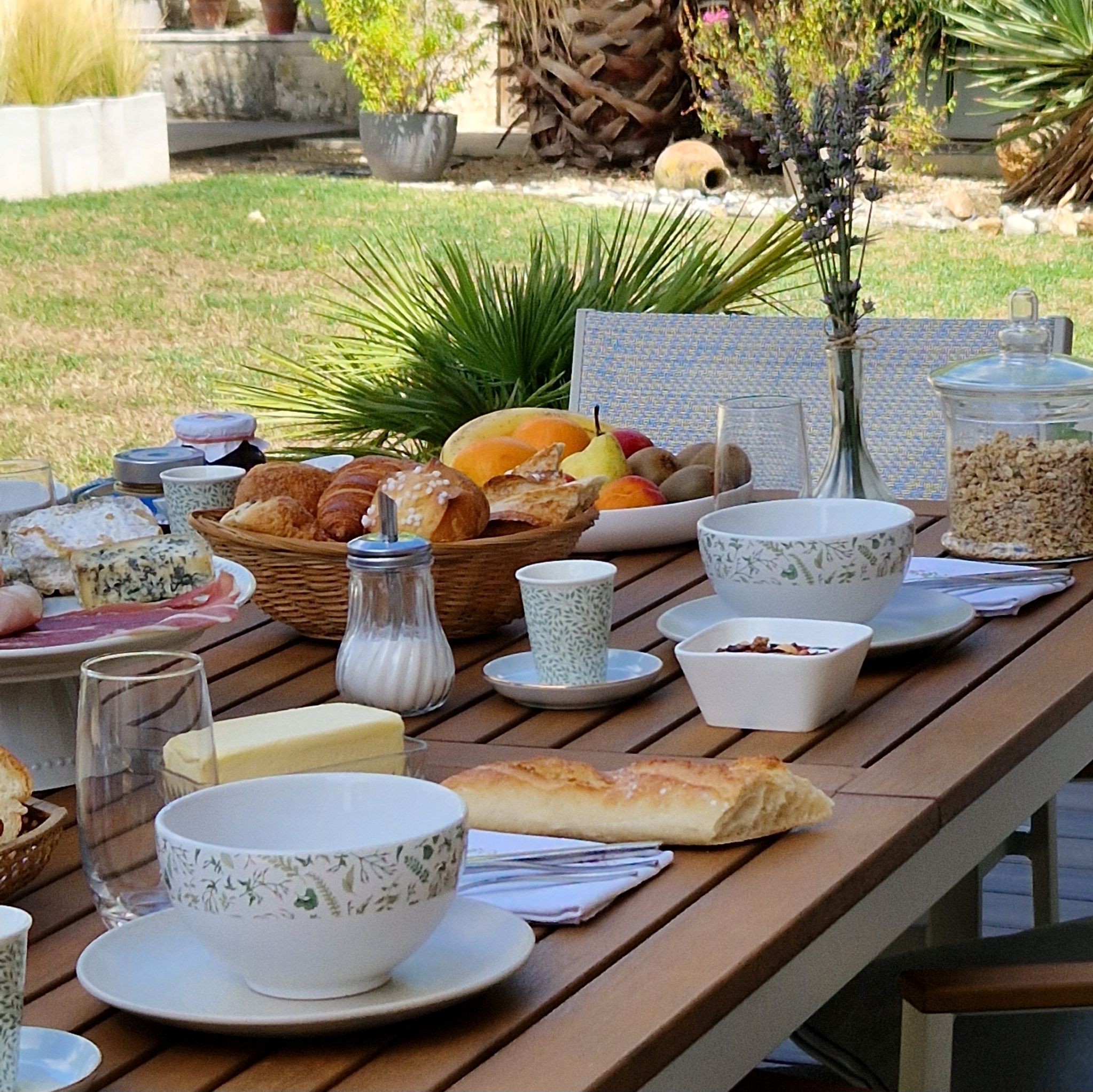 Petit déjeuner gourmand à l'extérieur selon la météo