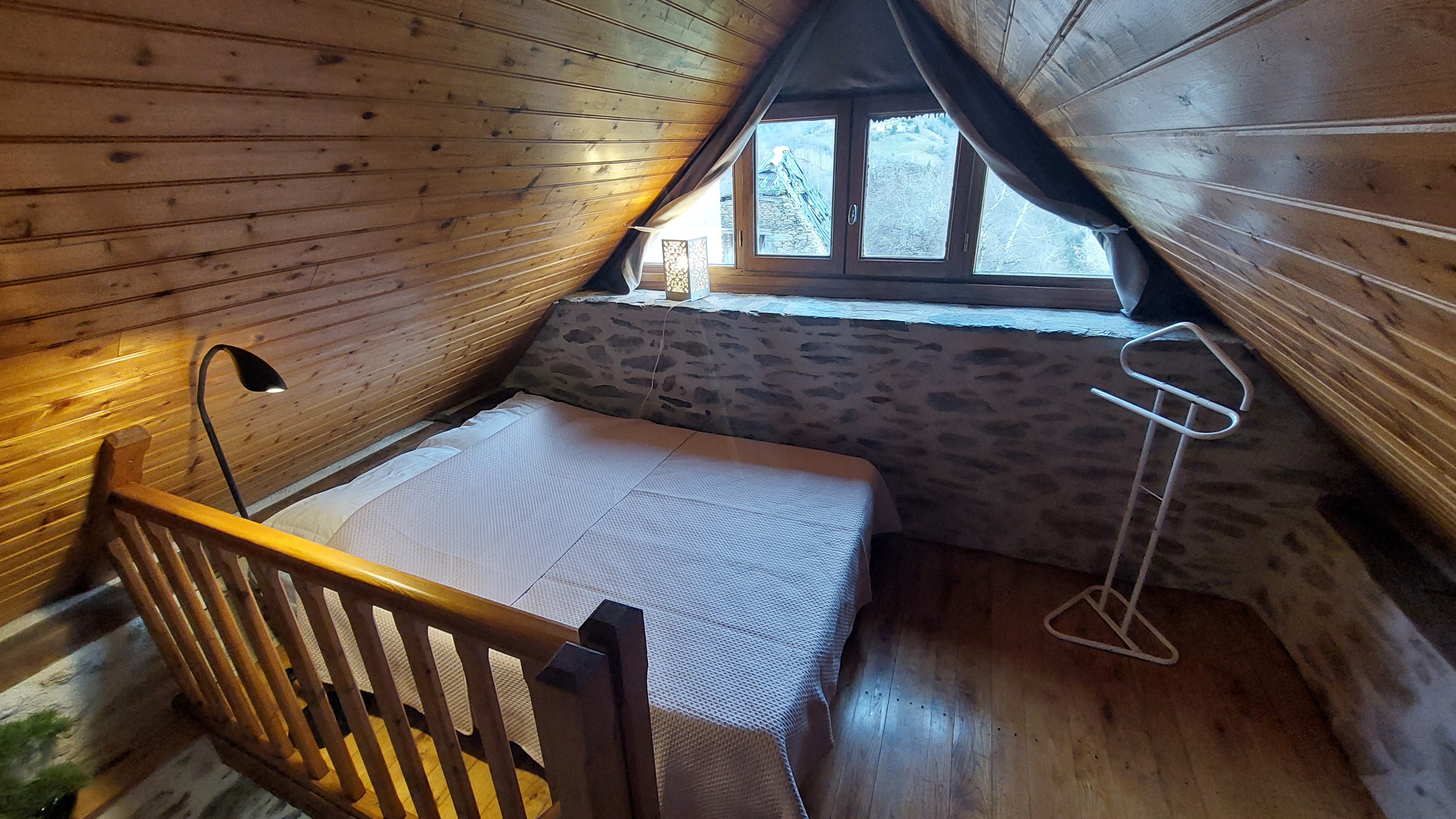 Chambre avec lit double dans un micro-gîte de caractère à Montsalvy, atmosphère calme et cosy