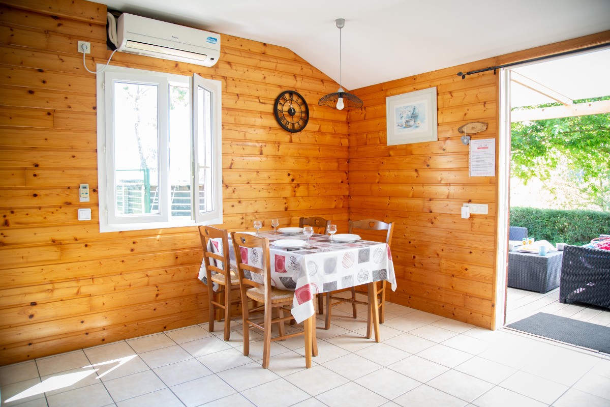 Chalet Mélèze : Coin repas lumineux, avec vue sur l'extérieur !