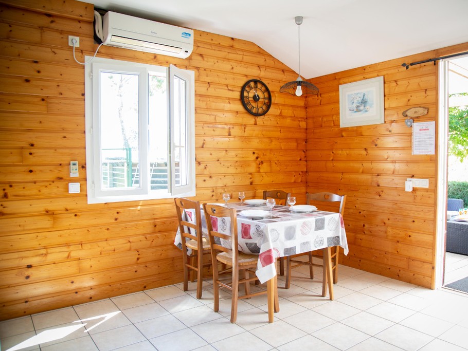 Chalet Mélèze : Coin repas lumineux, avec vue sur l'extérieur !