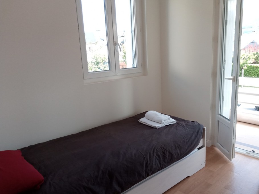 Chambre 2 personnes avec lits gigognes ouvrant sur balcon