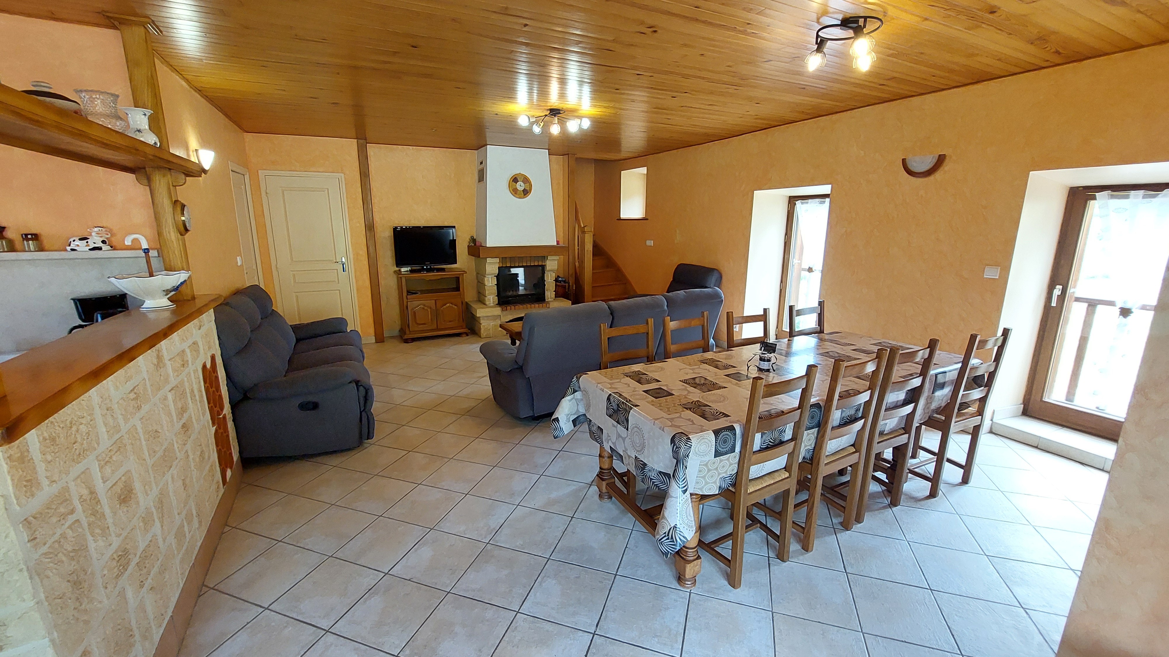 salle-a-manger-gite-laveissiere-table-bois