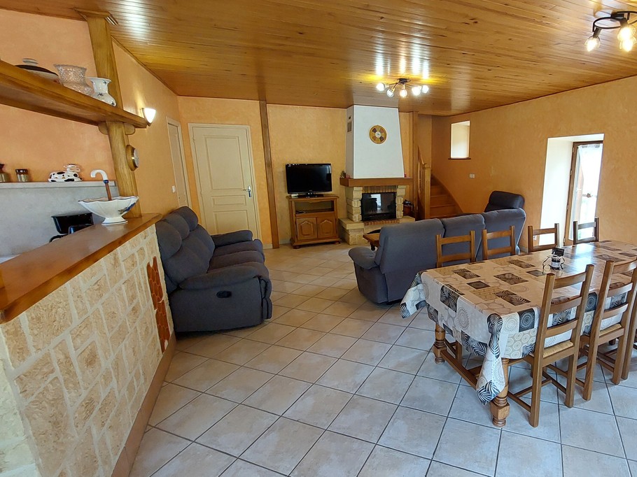 salle-a-manger-gite-laveissiere-table-bois