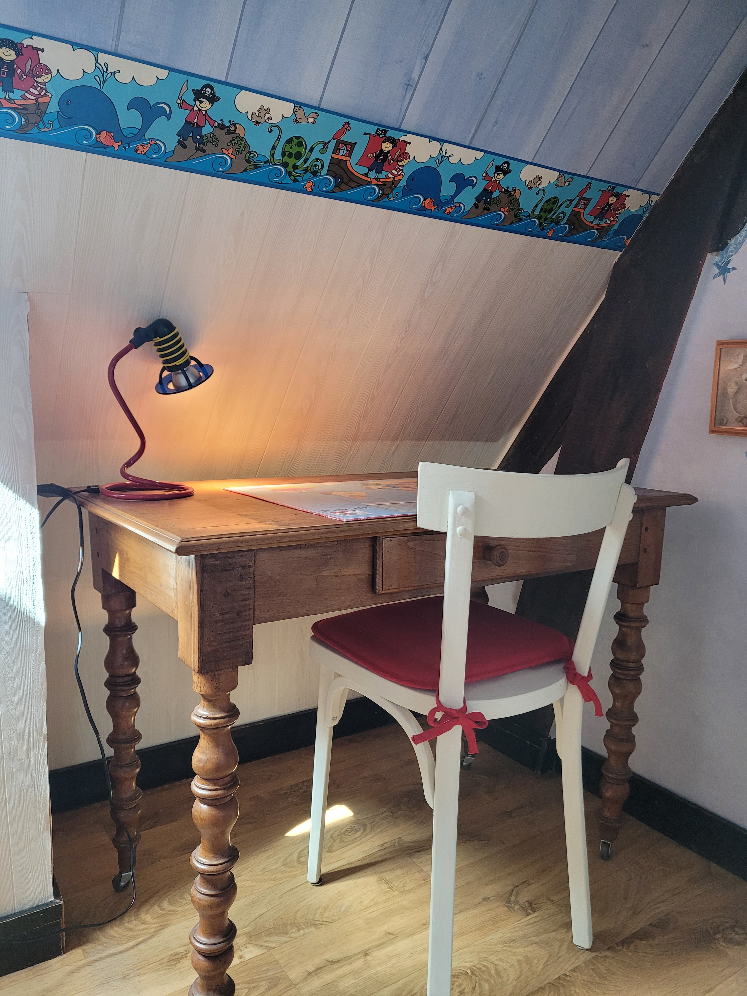 Location de vacances Paimpol, Clévacances, chambre lit simple sous toit avec espace bureau