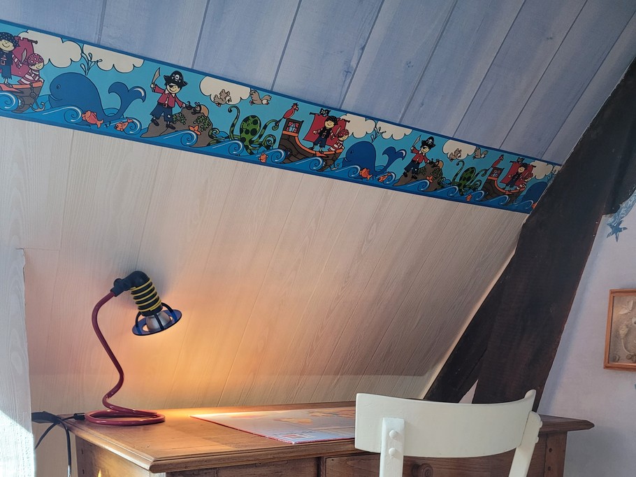 Location de vacances Paimpol, Clévacances, chambre lit simple sous toit avec espace bureau
