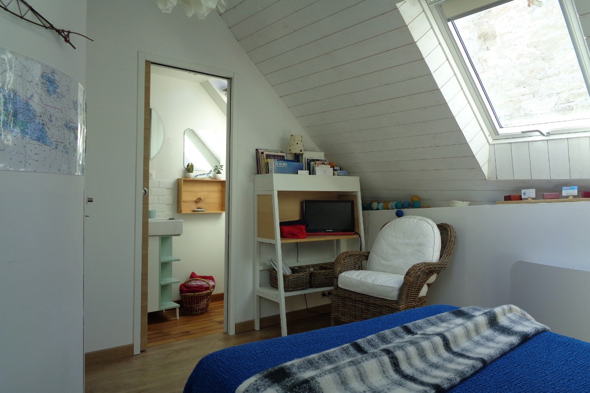 vers la salle d'eau-wc