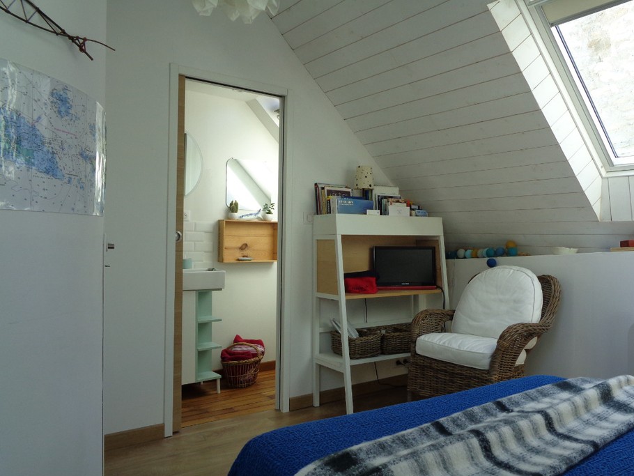 vers la salle d'eau-wc