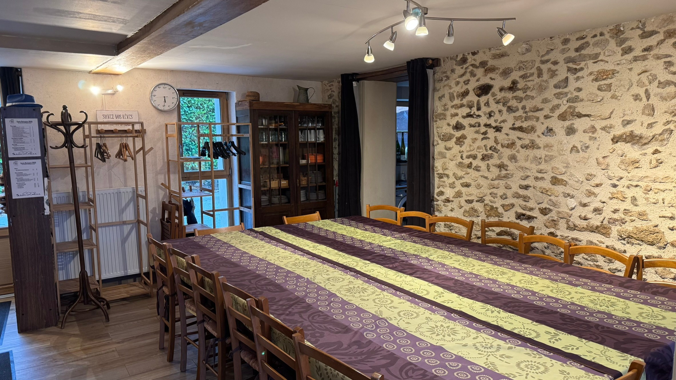Vue générale de la salle à manger pour 15 personnes