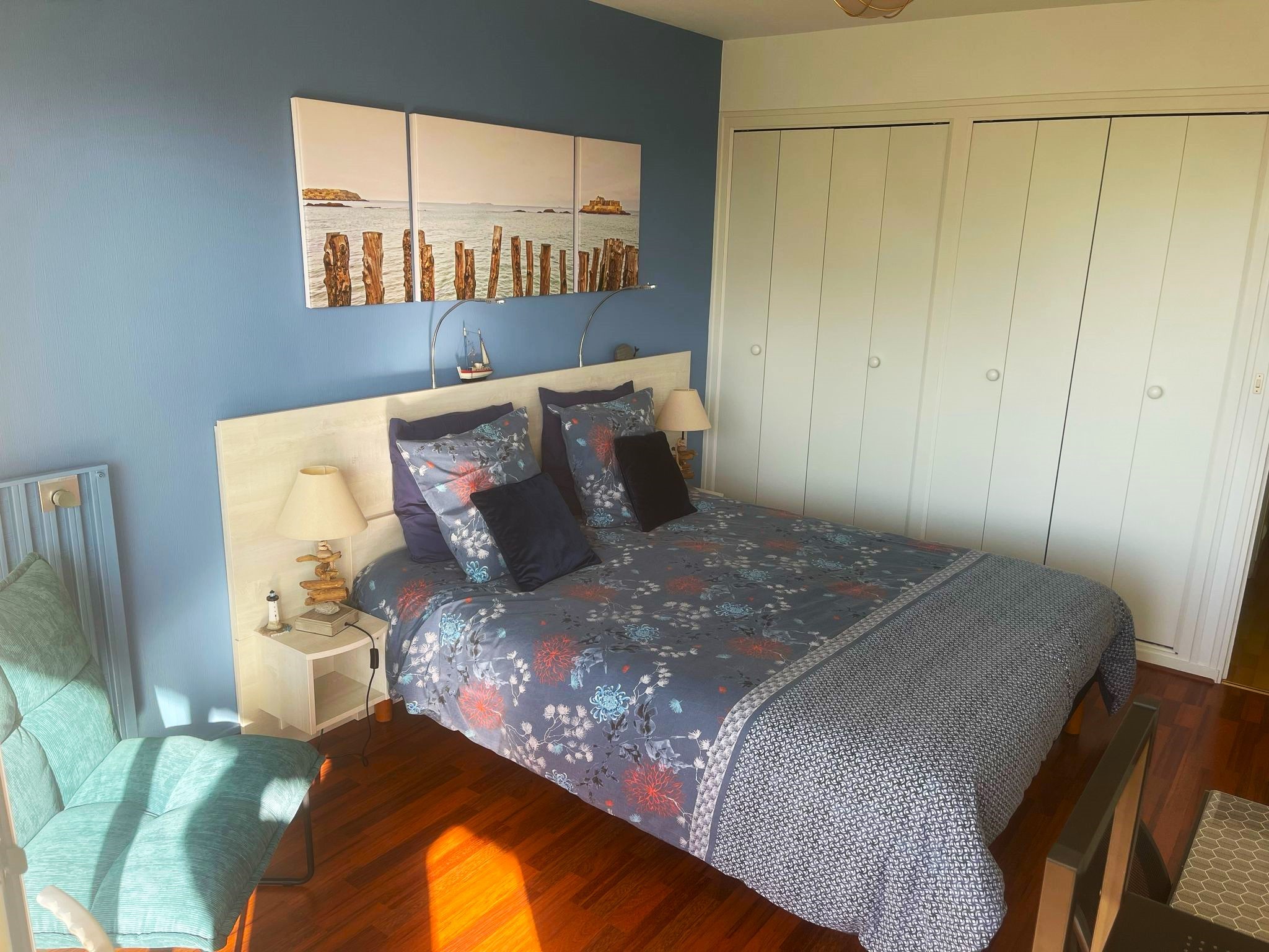 Chambre lit queen size(160x200 cm) avec dressing et bureau. Accès au balcon depuis la chambre et le salon. Mise à disposition de matériel bébé à la demande.