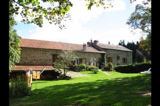 le gîte de Lalyret dans son écrin de verdure