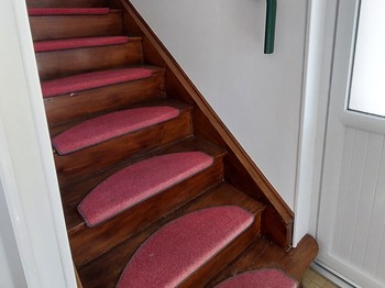 Escalier intérieur reliant les gîtes Jonquille et Lilas