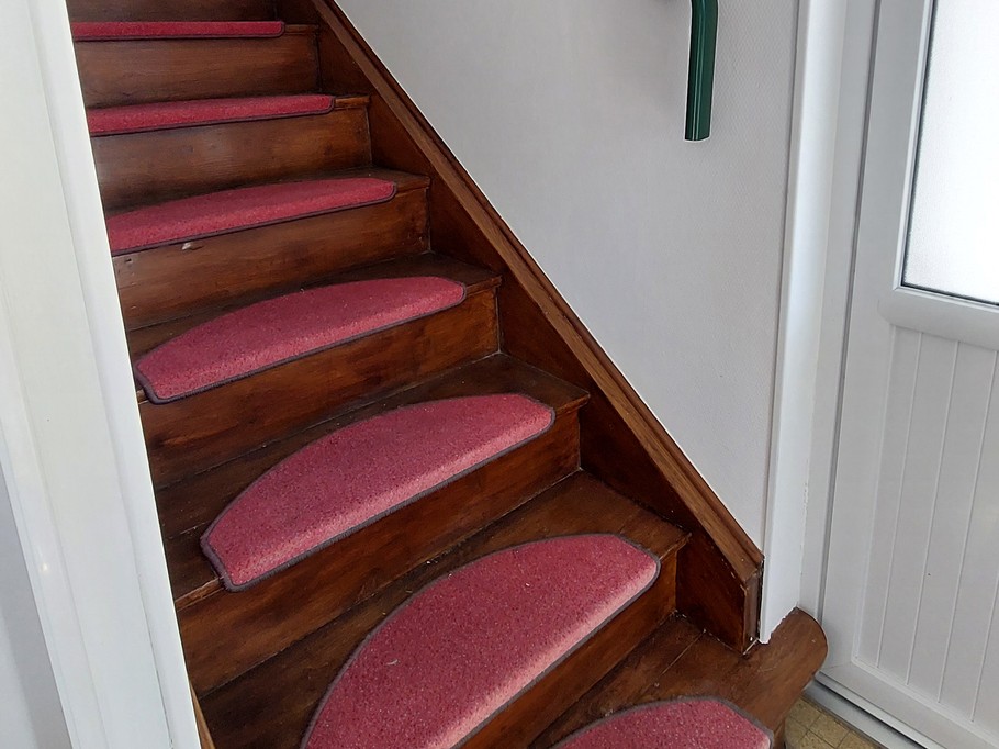 Escalier intérieur reliant les gîtes Jonquille et Lilas