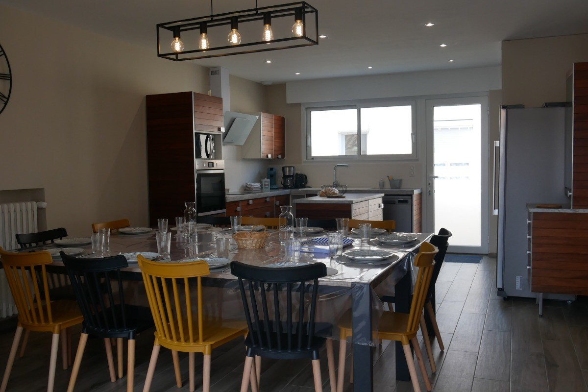 Maison 1 : salle à manger, cuisine ouverte(four vapeur, réfrigérateur américain, table induction, MO, machine à laver...)
. 2 tables (240 avec 2 allonges)
Espace buanderie