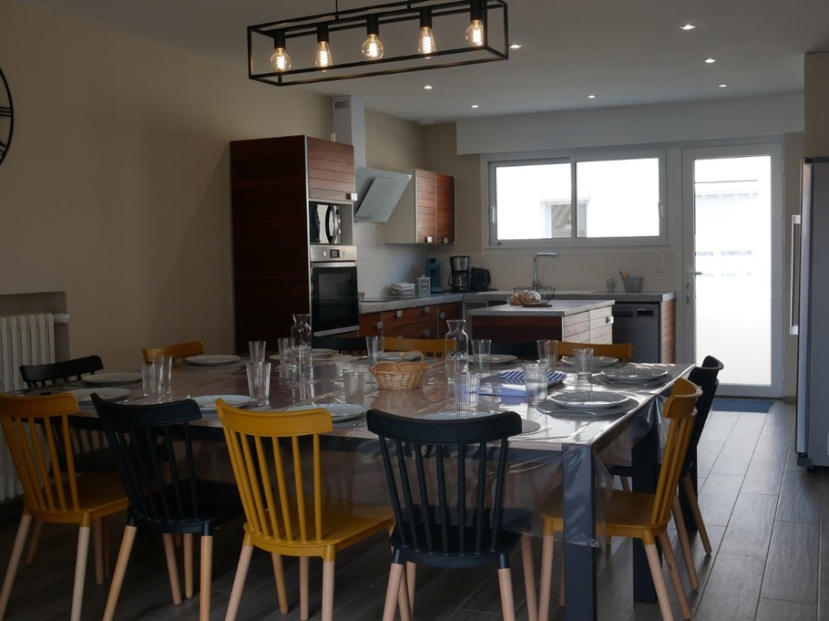 Maison 1 : salle à manger, cuisine ouverte(four vapeur, réfrigérateur américain, table induction, MO, machine à laver...)
. 2 tables (240 avec 2 allonges)
Espace buanderie