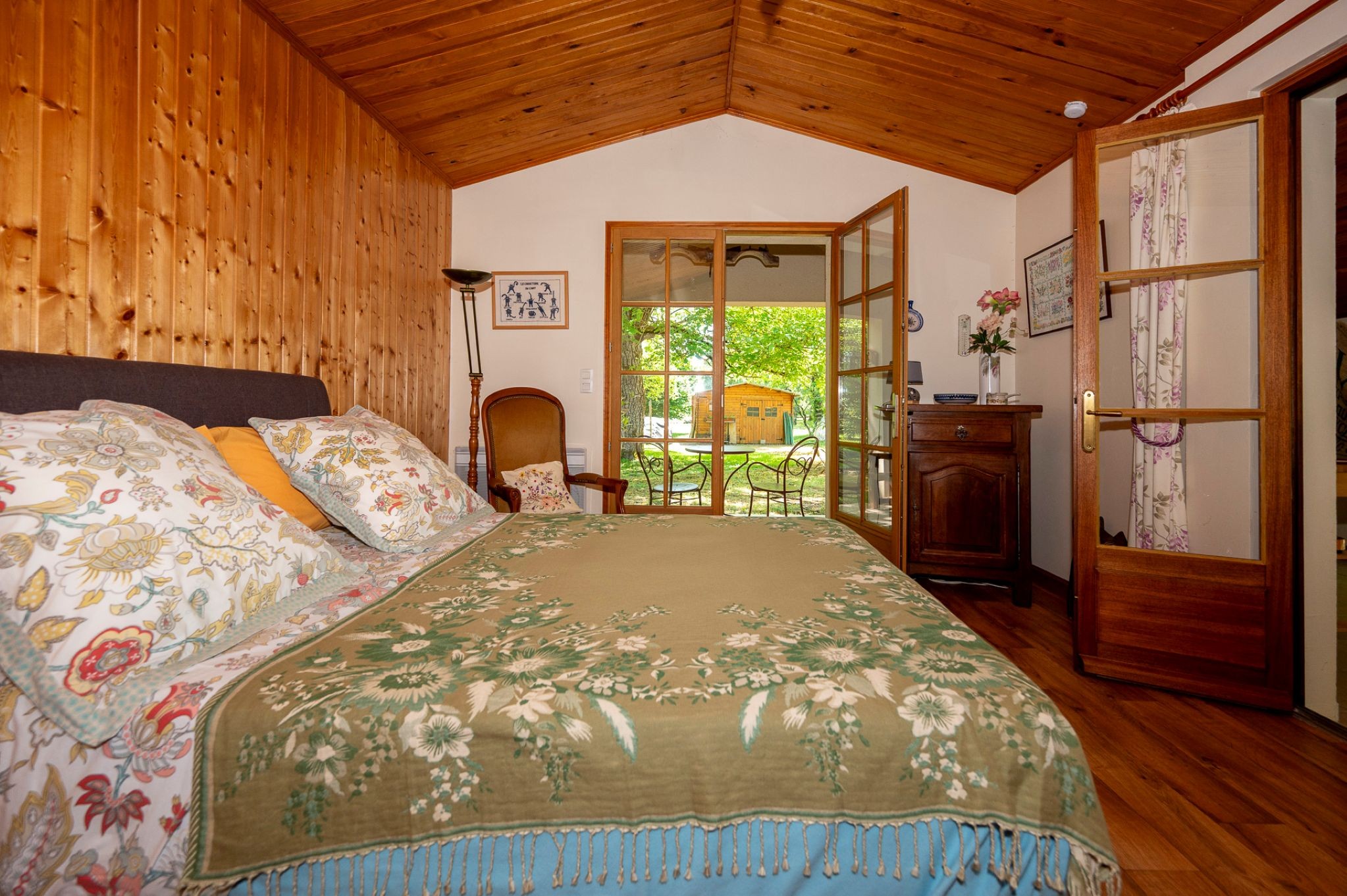 La chambre d'hôtes pour 2 avec la porte fenêtre qui donne sur le jardin