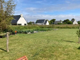 Jardin à l'arrière de la maison avec son potager
