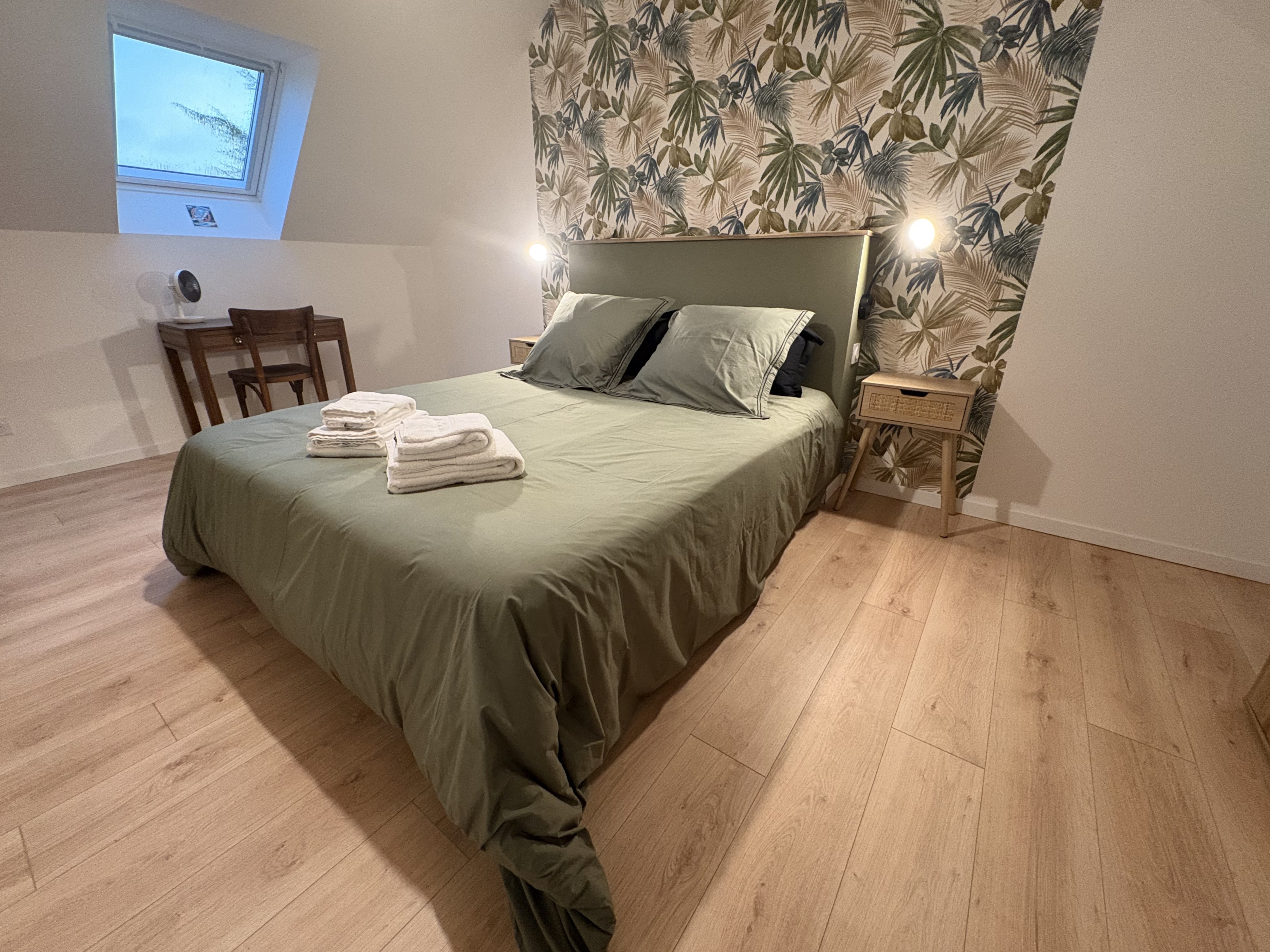 étage - Chambre 3 pour 2 personnes avec bureau (2 lits 80 cm ou 1 lit 160 cm)