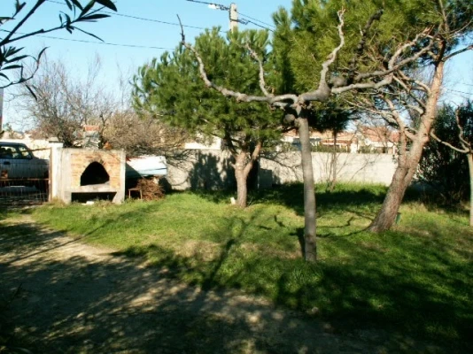 vaste terrain de 700m² clos et ombrage