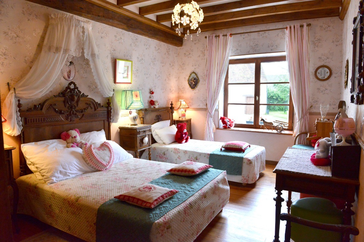 Chambre La Romantique avec 1 lit 140 x 190 cm et 1 lit 90 x 190 cm.